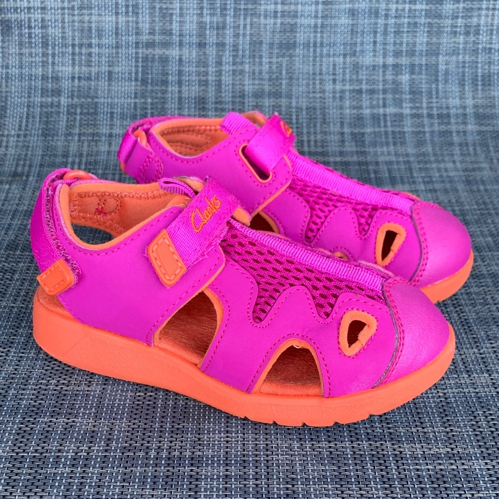 Clarks Girls Ezera Sea T. Closed Toe Fisherman Sandals in pink/orange size 8